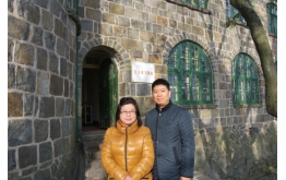 公司領導與焦裕祿之女焦守雲（yún）在莫幹山合影留念