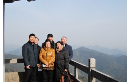 公司領導邀請焦裕祿（lù）之女焦守雲遊莫幹山