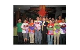 公司領導迎接（jiē）培訓（xùn）回來（lái）的（de）員工